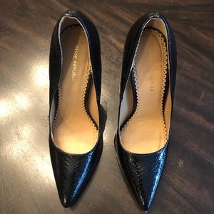 Women’s Shoe Republic LA Black Faux Snake Heels 8